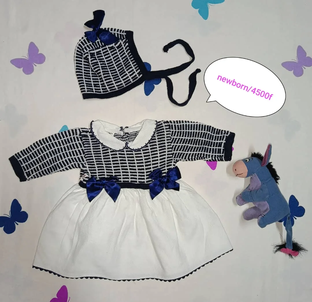 Robe bébé noire et blanche avec bonnet assorti