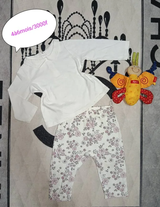 Ensemble blanc et pantalon fleuri gris