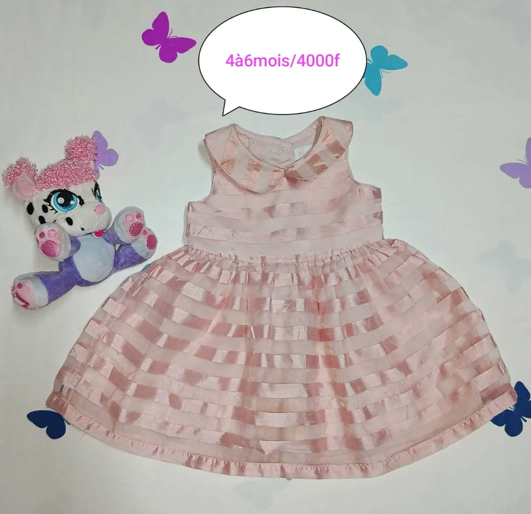 Robe rose à carreaux et dentelle