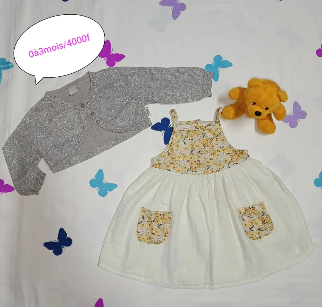 Robe blanche florale avec haut gris