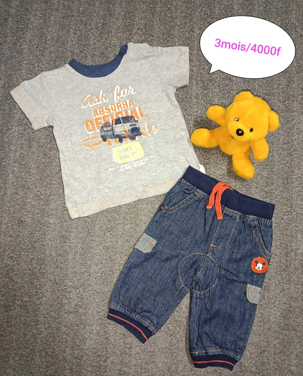T-shirt gris et pantalon jogging bleu