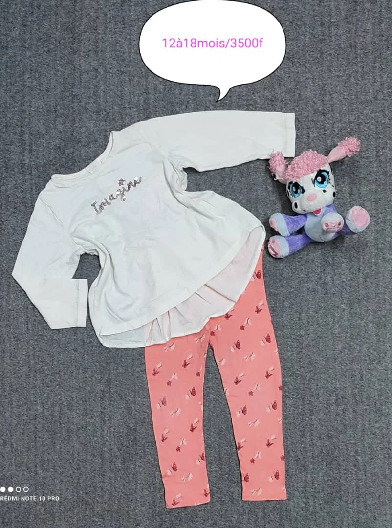 T-shirt blanc et pantalon corail à pois