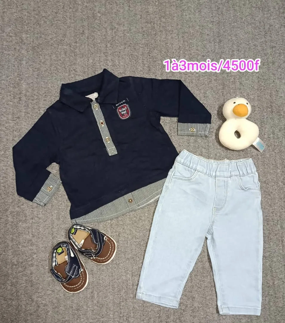 Polo bleu marine et pantalon blanc