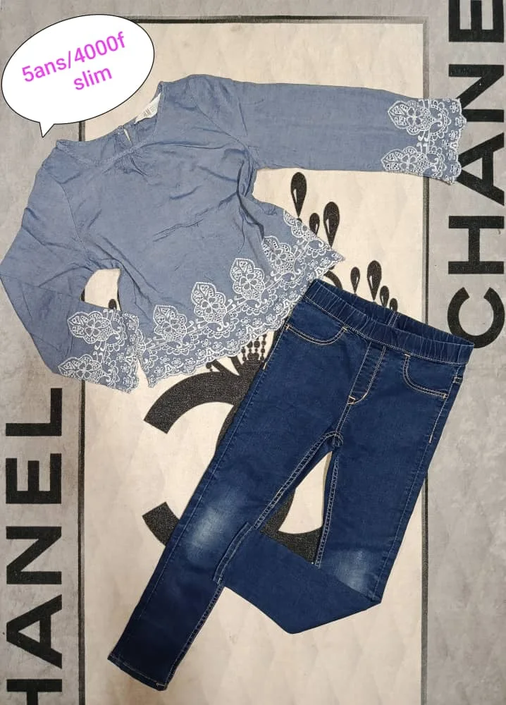 Blouse bleue à volants et jean