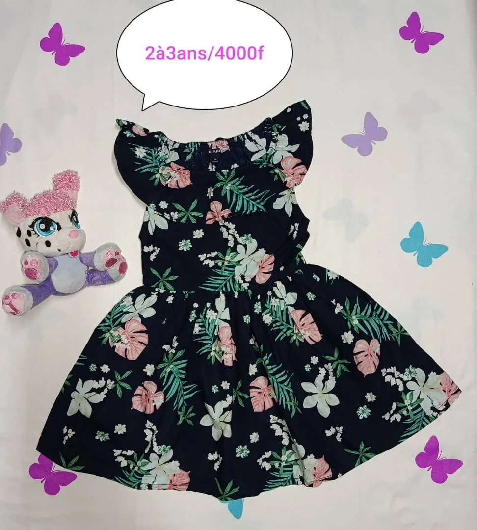 Robe noire fleurie
