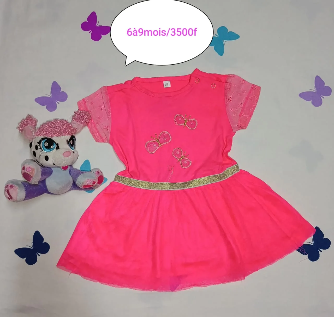 Robe rose vif avec ceinture dorée