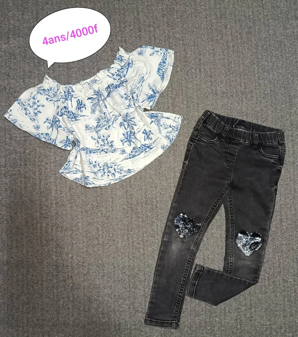 Blouse fleurie bleue et jean noir