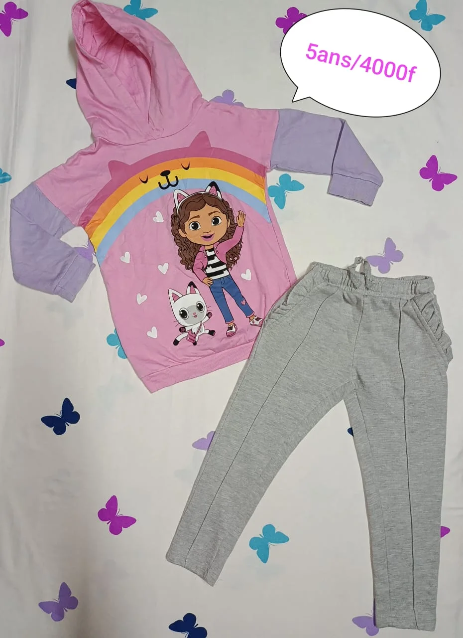 Sweat rose personnage et pantalon gris