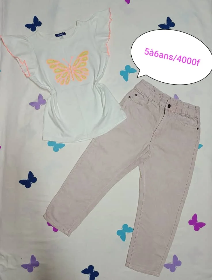 T-shirt papillon et pantalon beige