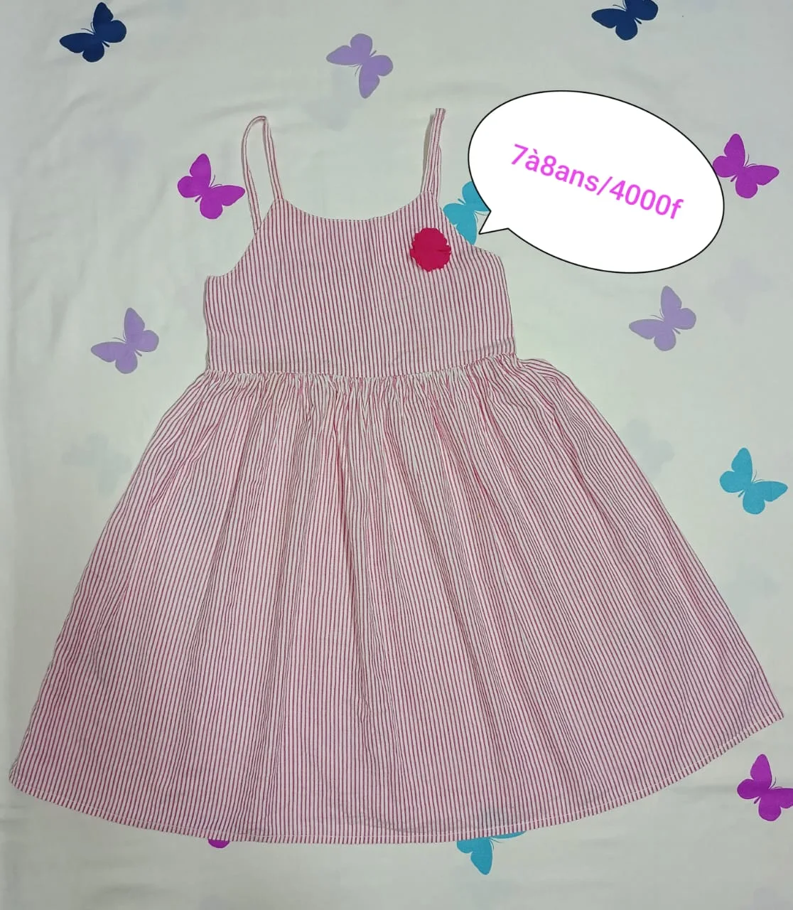 Robe rose à bretelles boutonnée