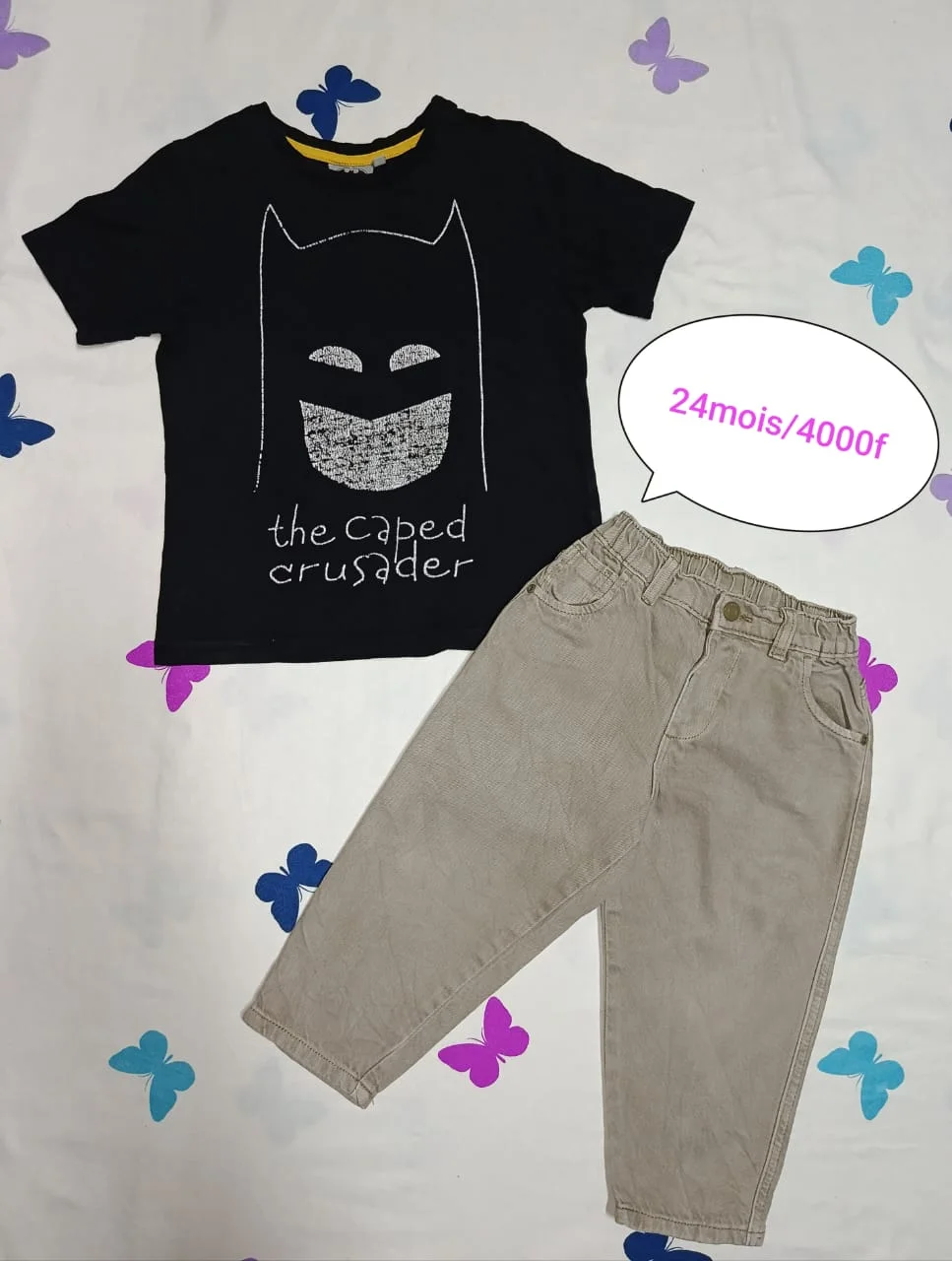 T-shirt noir texte et pantalon beige