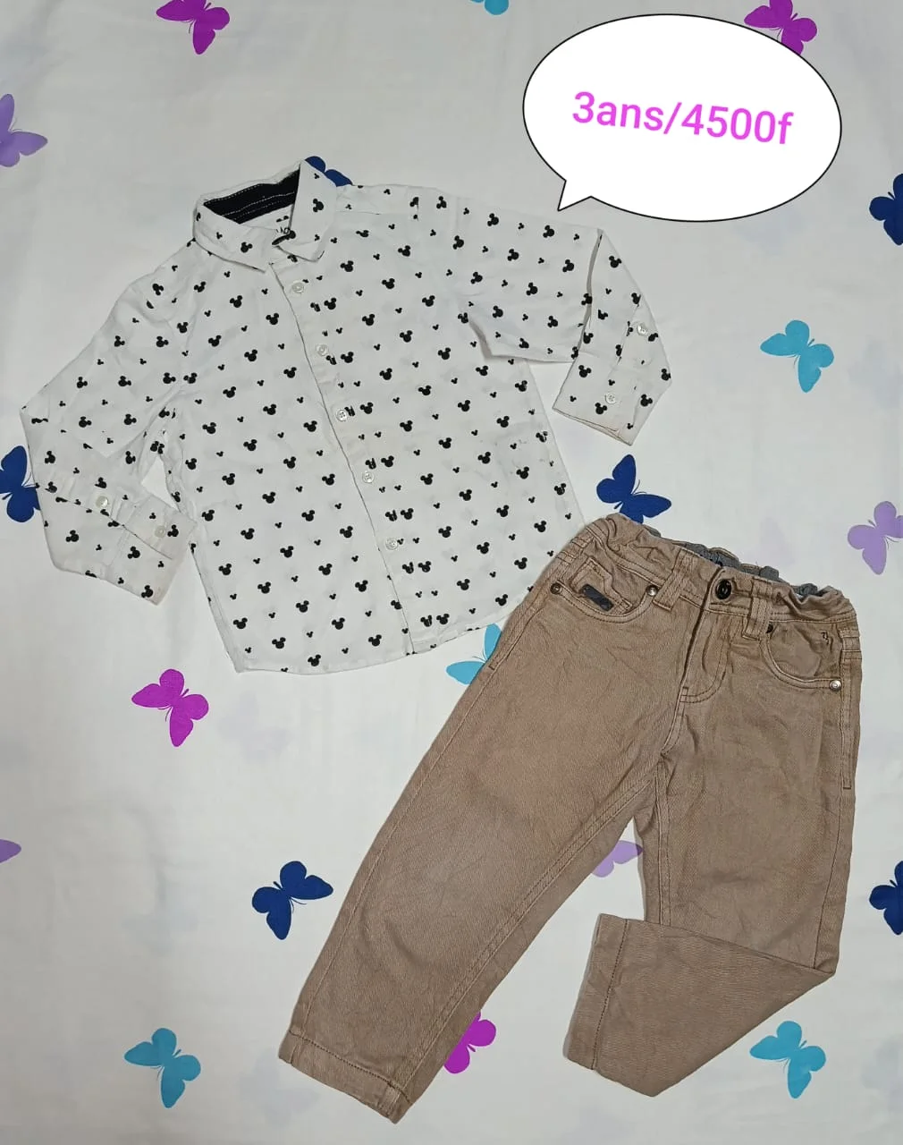 Chemise blanche à motifs et pantalon beige