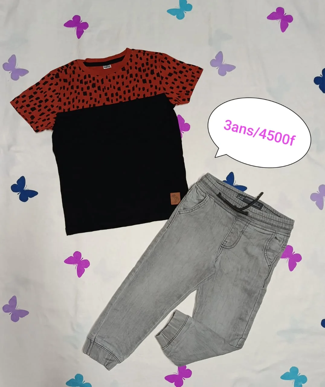 T-shirt noir et rouge avec pantalon gris