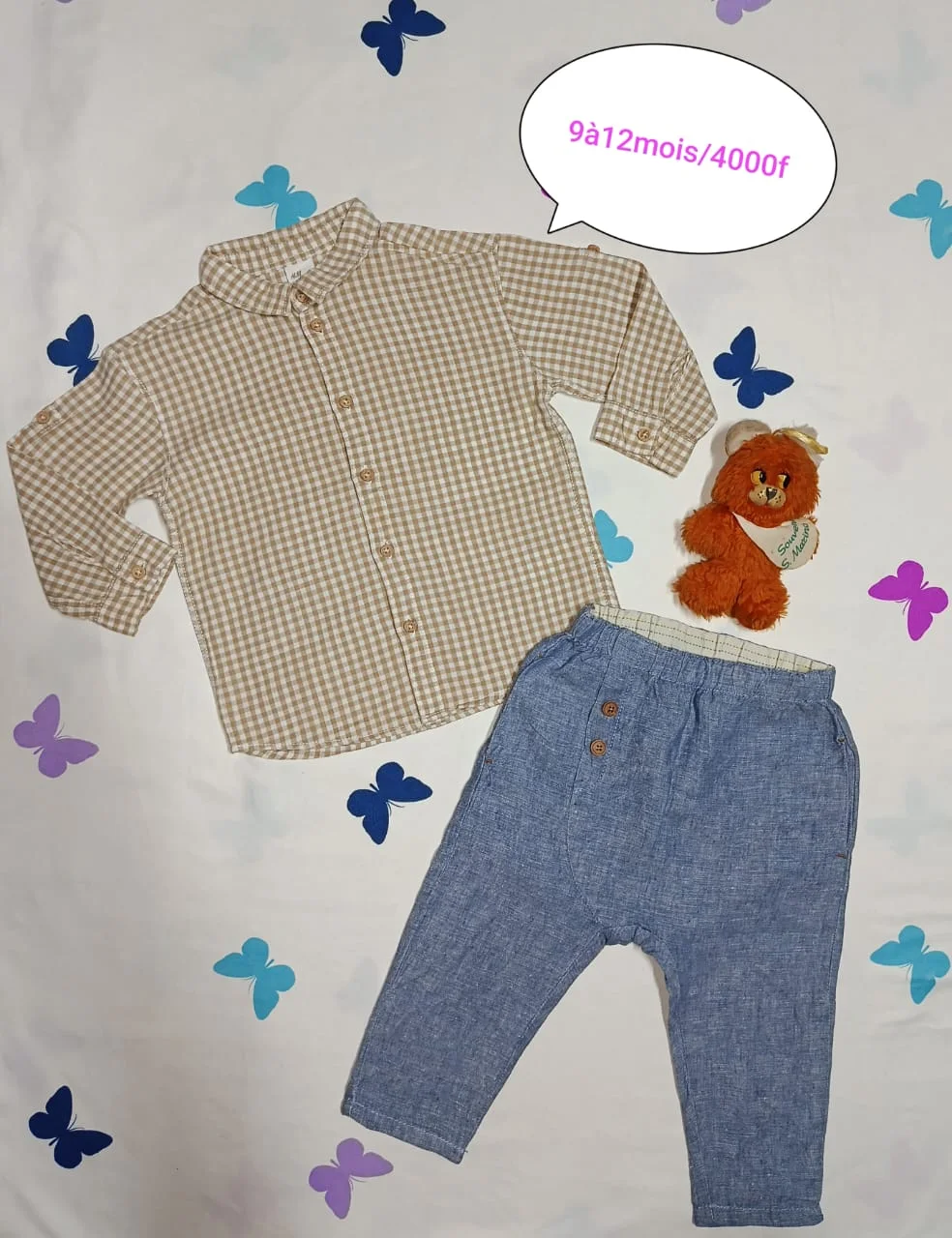 Chemise beige à carreaux et pantalon bleu