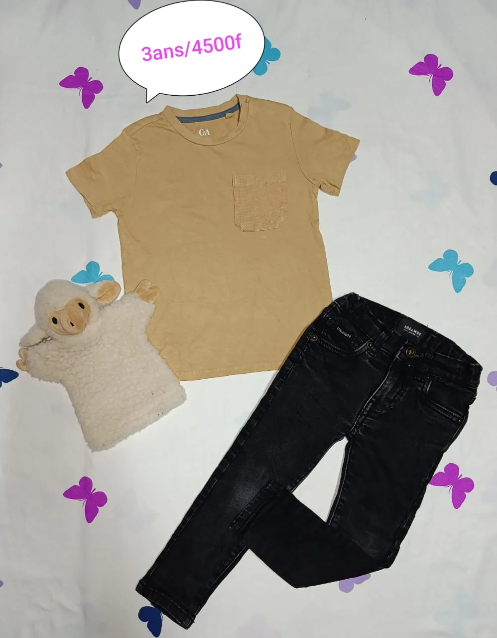 Polo beige et pantalon noir