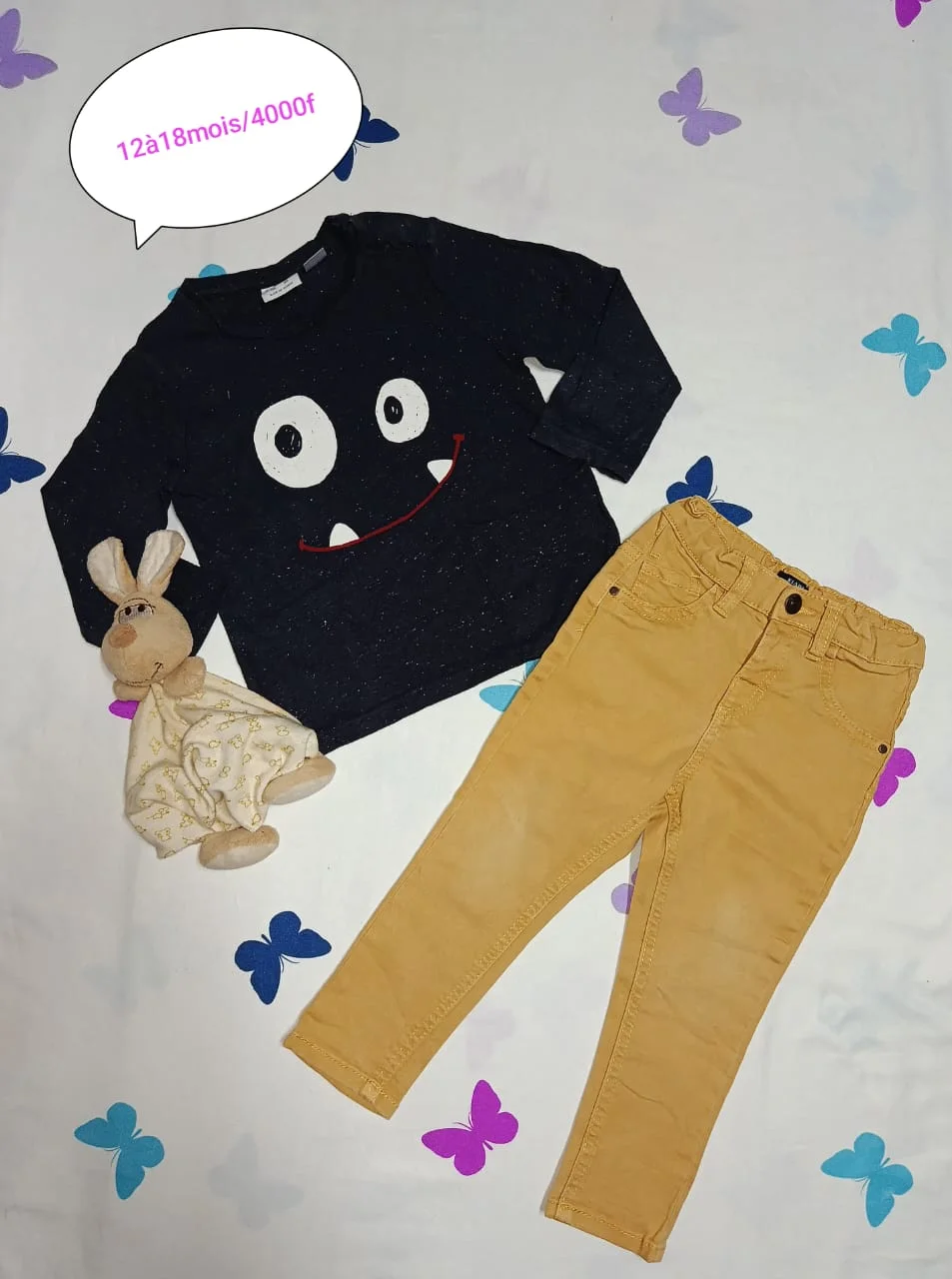 T-shirt noir yeux et pantalon moutarde