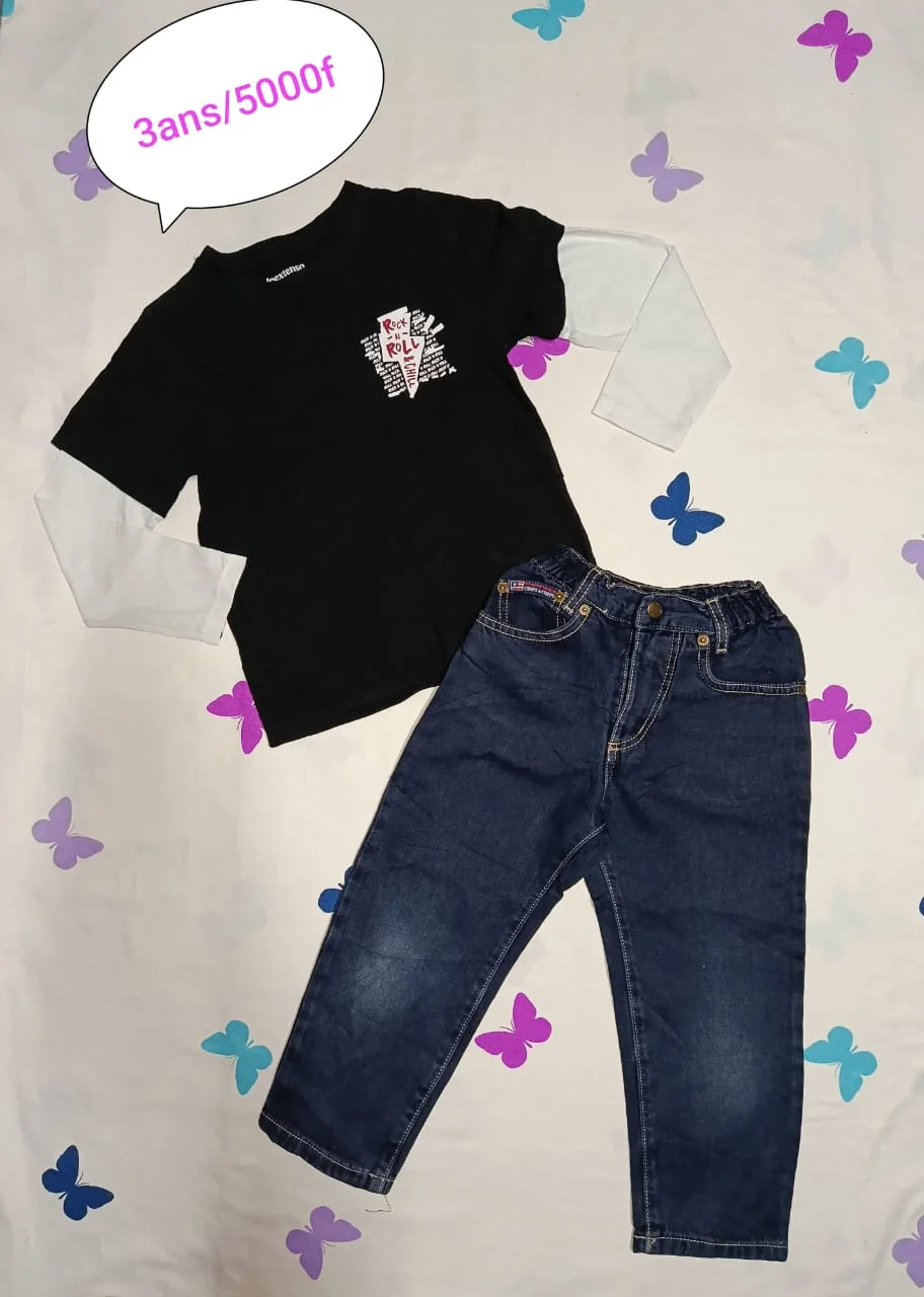 T-shirt noir écusson et jean bleu