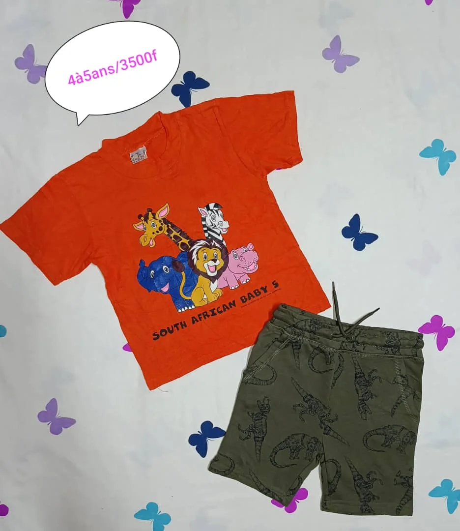 T-shirt orange personnage et short kaki
