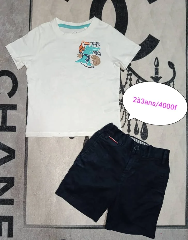 T-shirt blanc motif plage et short bleu